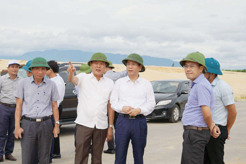 Đồng chí Phó Chủ tịch UBND tỉnh Phan Mạnh Hùng kiểm tra thực địa công trình Quảng trường biển xã Trung Trạch.