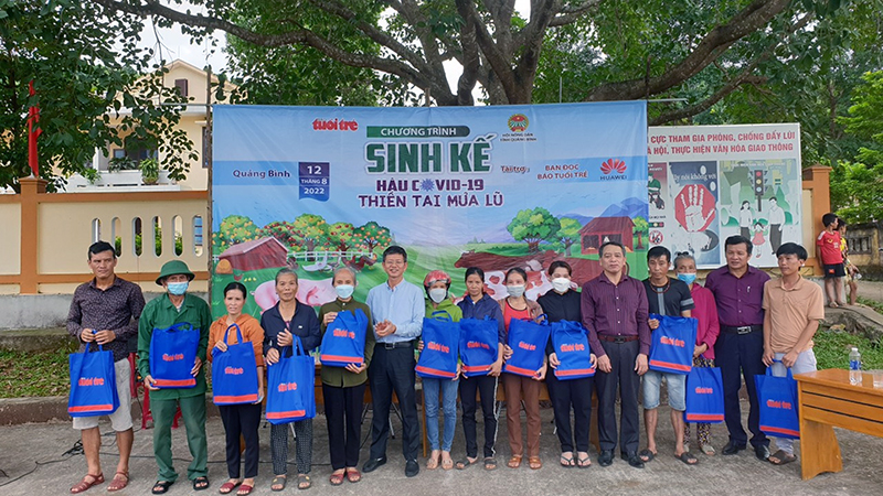 Đại diện Ban tổ chức trao bò giống cho người dân có hoàn cảnh khó khăn xã Xuân Trạch (Bố Trạch).