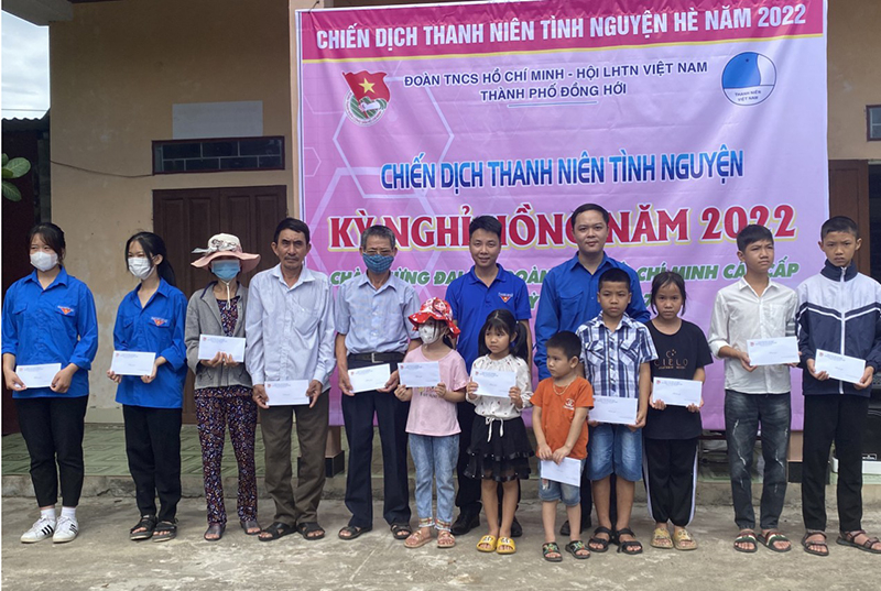 Thành đoàn và Đoàn khối cơ quan, xí nghiệp trên địa bàn thành phố tặng 12 suất quà cho thiếu nhi, học sinh trị giá 3,6 triệu đồng.
