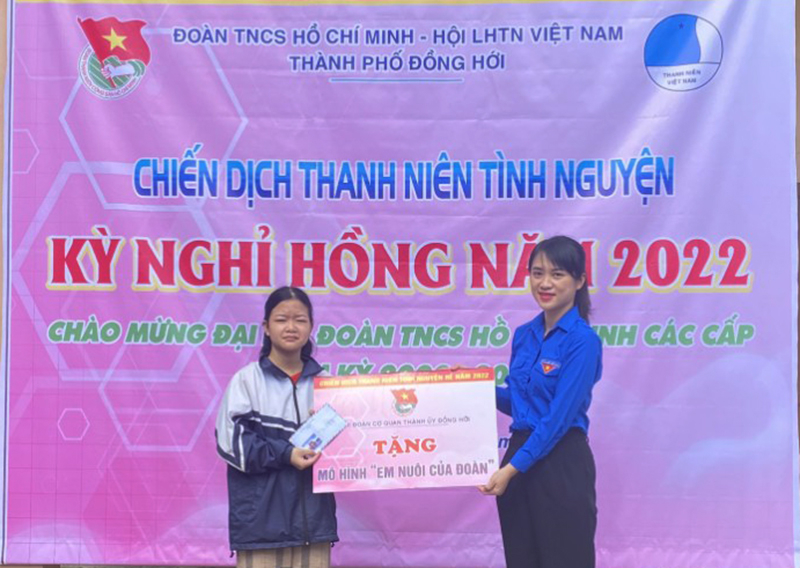 Chi đoàn cơ quan Thành ủy Đồng Hới tặng quà cho học sinh của mô hình “em nuôi của Đoàn”.