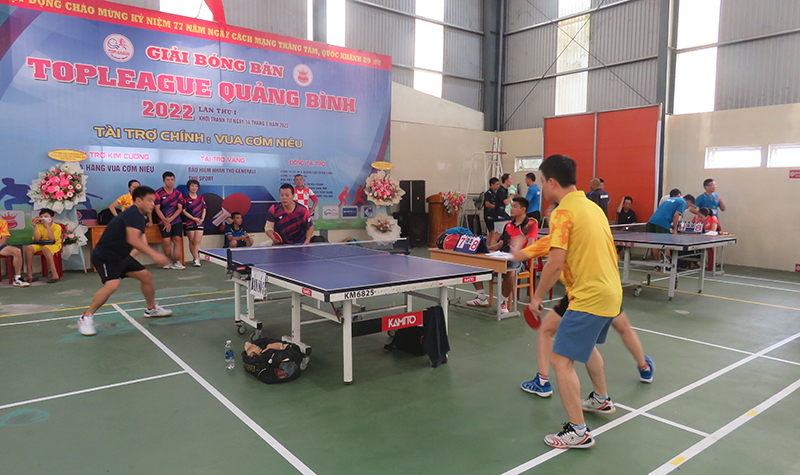 Vận động viên tranh tài sau lễ khai mạc