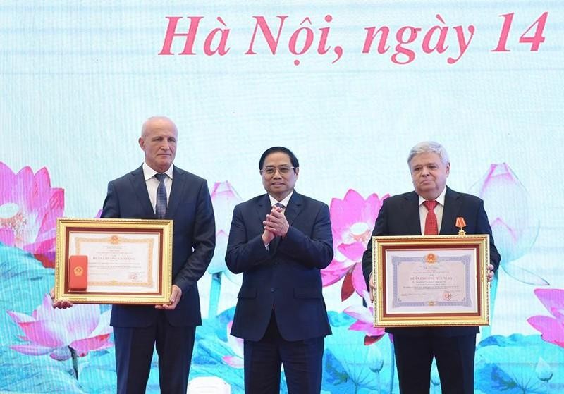  Thủ tướng Phạm Minh Chính trao Huân chương Lao động hạng Ba tặng Viện Nghiên cứu khoa học dược liệu và tinh dầu Liên bang Nga; trao Huân chương Hữu nghị tặng Tham tán Đại sứ quán Liên bang Nga tại Việt Nam Kharinov Vyacheslav Nikolaevich.