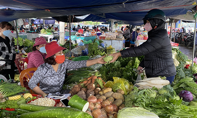 Mặc dù giá xăng dầu giảm nhưng giá một số nhóm hàng vẫn tăng so với cuối năm 2021.