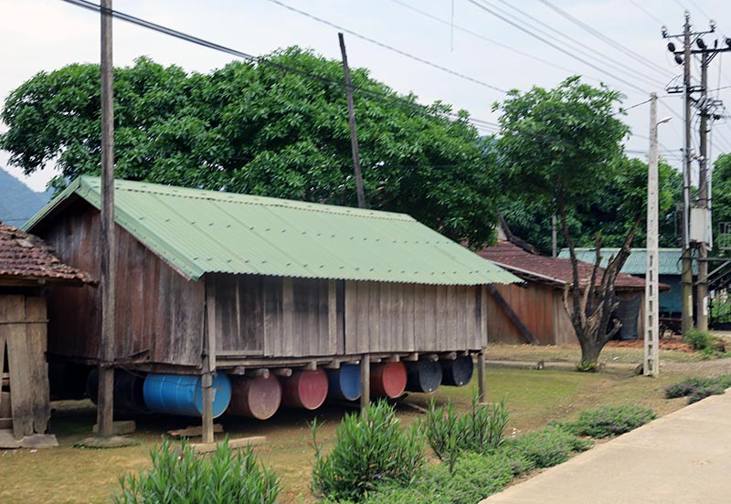 Nhà phao chống lũ của người dân xã Tân Hóa. 