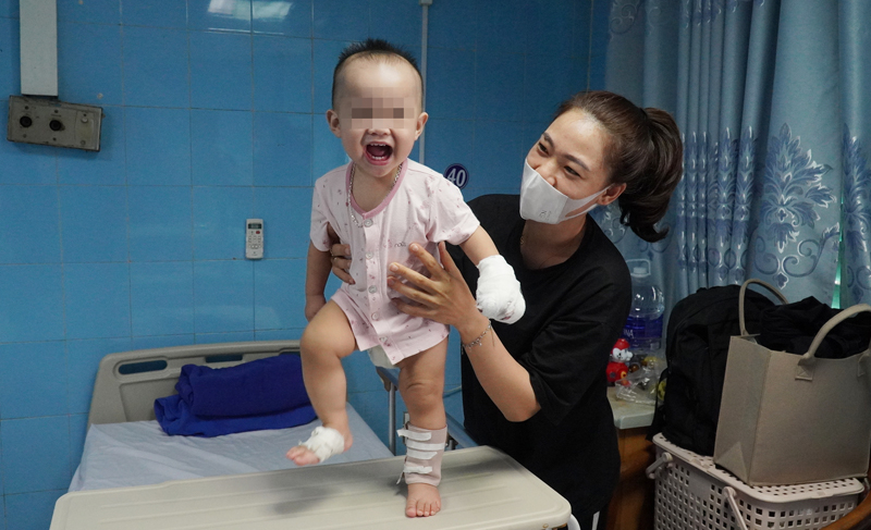 “Chú lính chì dũng cảm” Nguyễn Hoàng B.L mạnh khỏe, vui vẻ sau ca phẫu thuật chỉnh hình bàn tay và vòng thắt cổ chân. 