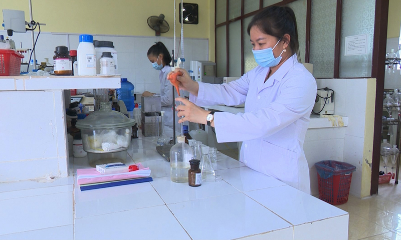  Các thử nghiệm viên của Trung tâm Kỹ thuật Đo lường Thử nghiệm đang tiến hành phân tích mẫu.