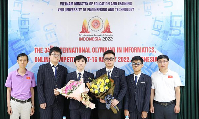 Đoàn IOI 2022. Từ trái sang phải thầy Đỗ Phan Thuận, trưởng Đoàn; Em Dương Minh Khôi; Em Lê Hữu Nghĩa; Em Trương Văn Quốc Bảo; Trần Xuân Bách; thầy Đỗ Đức Đông, phó đoàn. (Nguồn: Bộ GD-ĐT)
