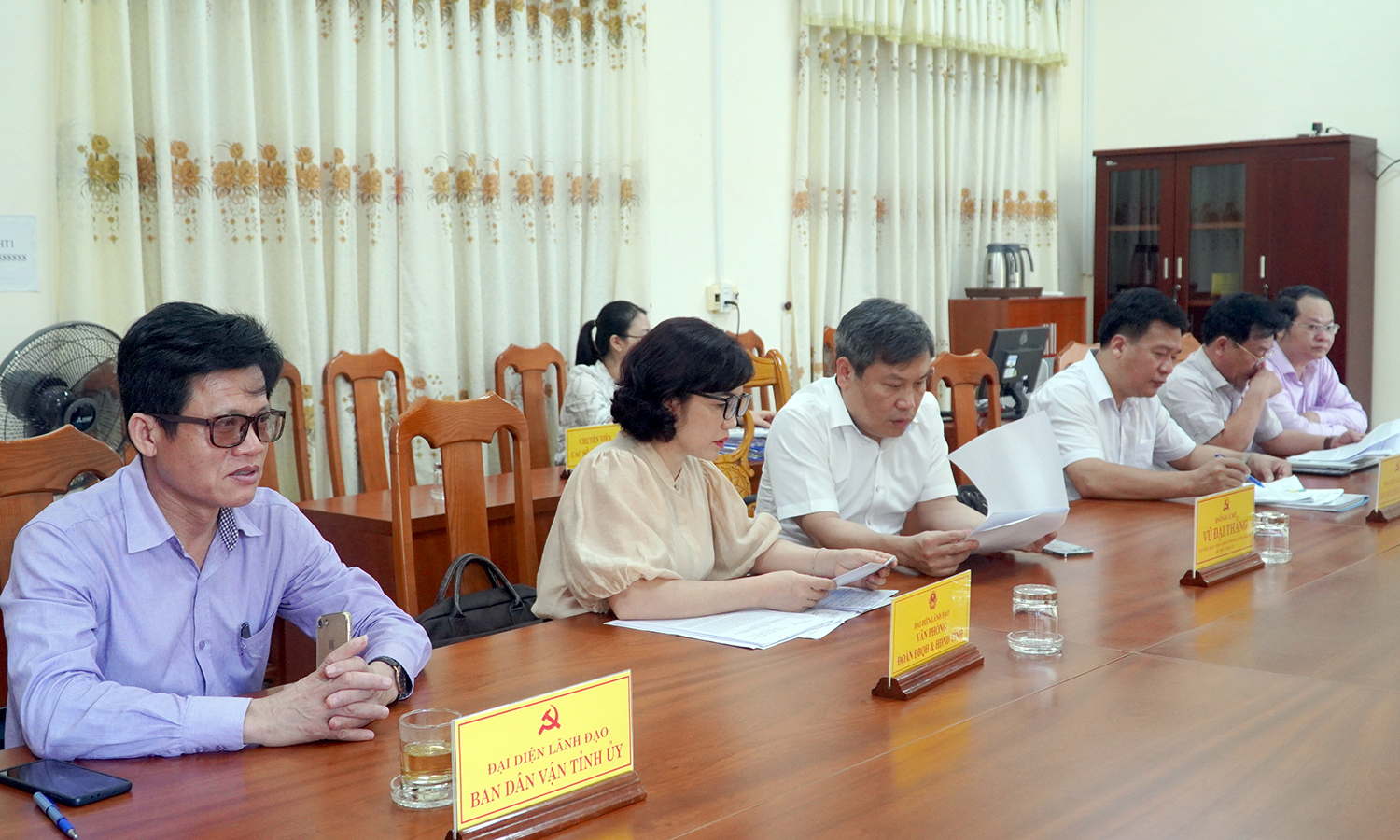 Đồng chí Bí thư Tỉnh ủy Vũ Đại Thắng và các thành viên xem xét các vụ việc tại phiên tiếp dân