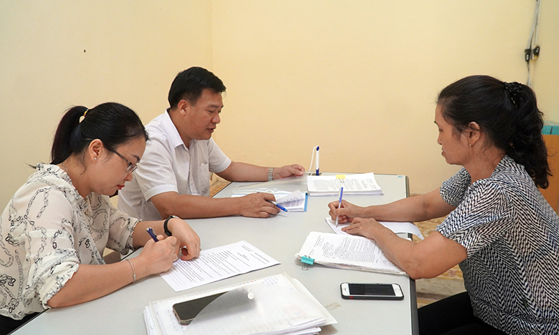 Cán bộ Ban Nội chính Tỉnh ủy giải thích, trả lời, hướng dẫn cho người dân.