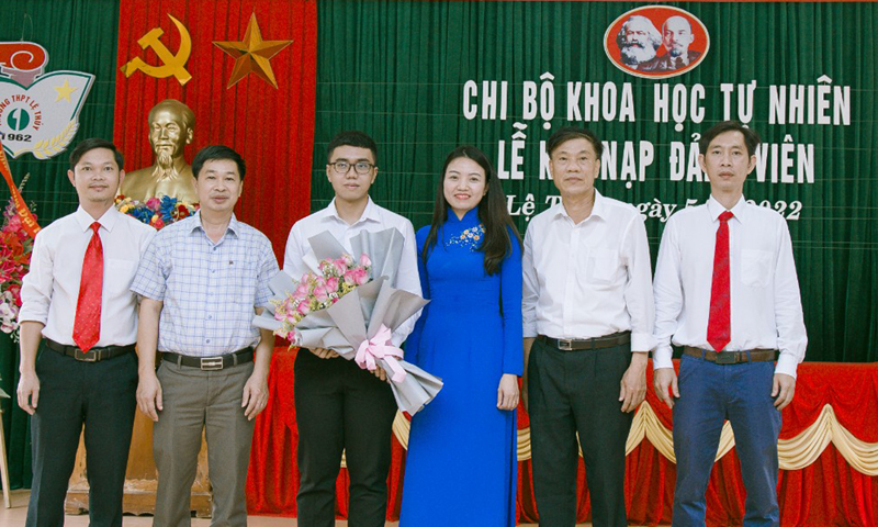 Hơn 30 năm qua, Trường THPT Lệ Thủy mới có một học sinh được kết nạp Đảng tại trường.