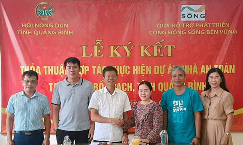 Hội Nông dân tỉnh và Quỹ hỗ trợ phát triển cộng đồng sống bền vững ký kết hợp tác dự án nhà an toàn.
