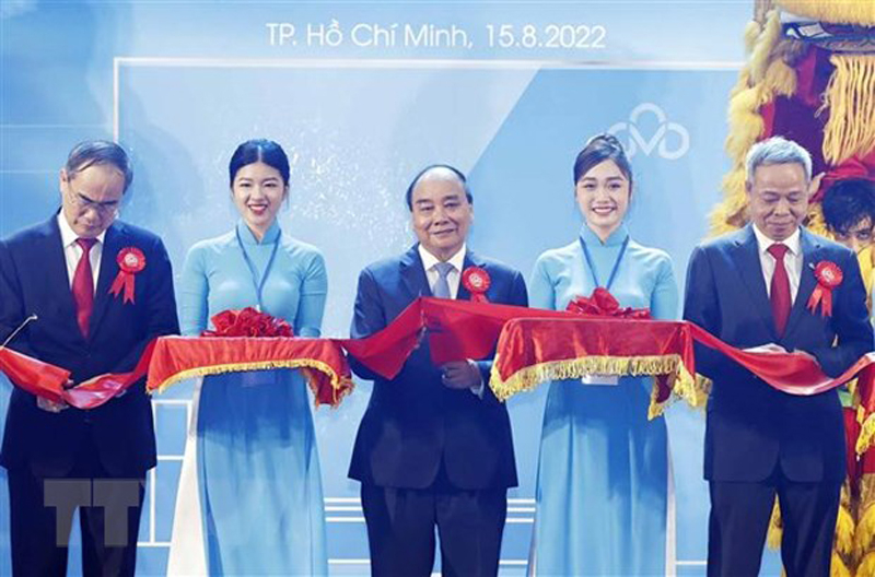 Chủ tịch nước Nguyễn Xuân Phúc cùng các đại biểu cắt băng khai trương Trung tâm dữ liệu CMC Tân Thuận. (Ảnh: Thống Nhất/TTXVN)