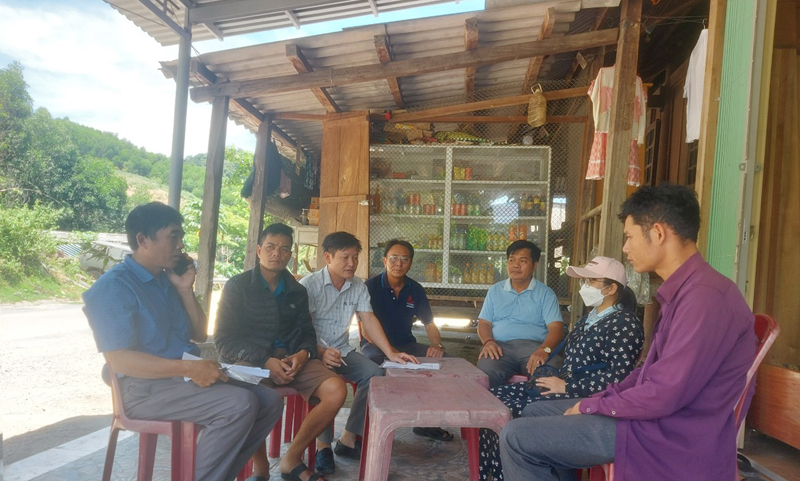 CDC Quảng Bình điều tra dịch tễ bệnh dại tại bản Xà Khía.