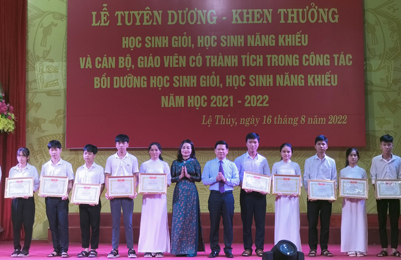 Đại diện lãnh đạo Sở GD-ĐT, huyện Lệ Thủy trao thưởng cho các học sinh có thành tích xuất sắc trong năm học 2021-2022.
