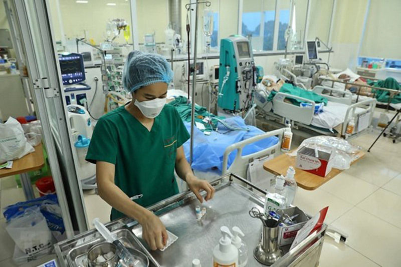 Nhân viên y tế chăm sóc, điều trị cho bệnh nhân COVID-19 nặng tại Khoa Hồi sức tích cực (Bệnh viện Bệnh Nhiệt đới Trung ương). (Ảnh: Minh Quyết/TTXVN)