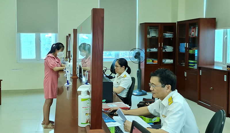 Cán bộ ngành Thuế tiếp nhận hồ sơ đề nghị gia hạn nộp thuế trên trang thuế điện tử Etax và nộp trực tiếp tại bộ phận một cửa.