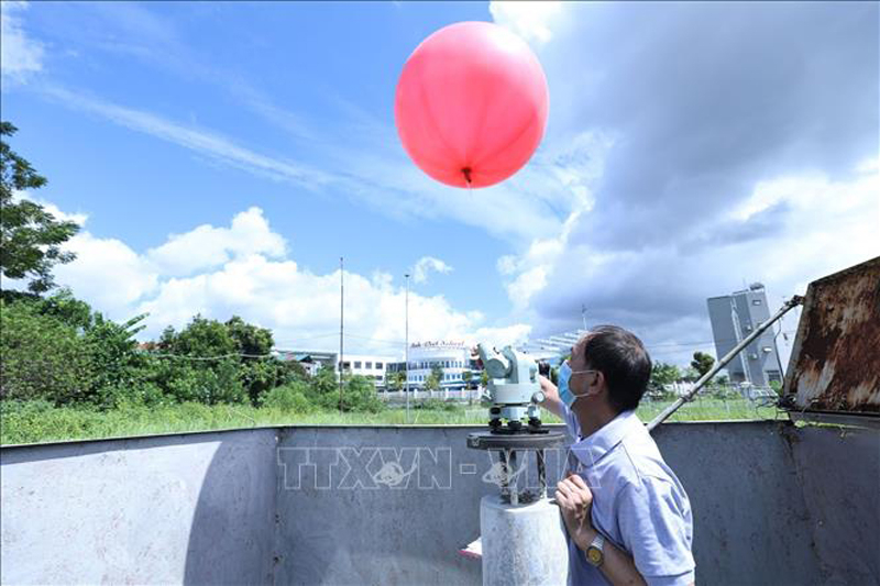 ​ Thả bóng để theo dõi hướng và tốc độ của gió tại Trạm Khí tượng nông nghiệp Lạng Sơn, Đài Khí tượng Thủy văn tỉnh Lạng Sơn. Ảnh minh họa: Anh Tuấn/TTXVN