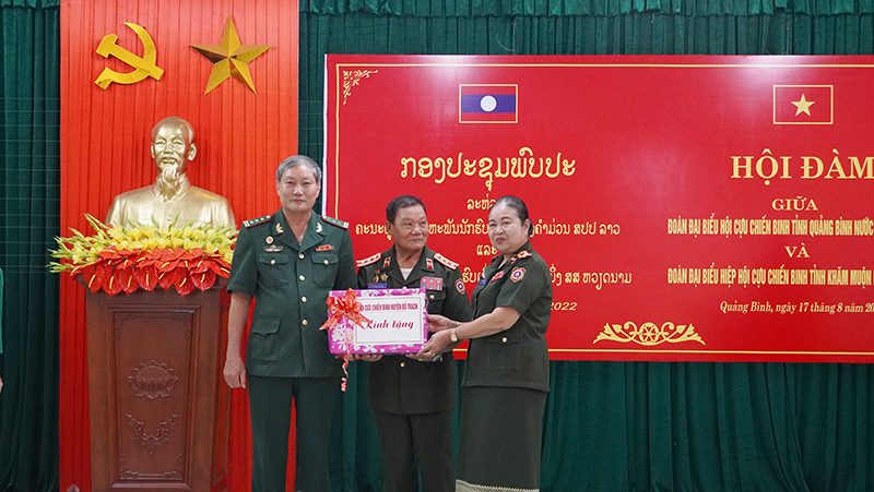 Lãnh đạo Hội CCB huyện Bố Trạch tặng quà cho Hiệp hội CCB tỉnh Khăm Muộn.