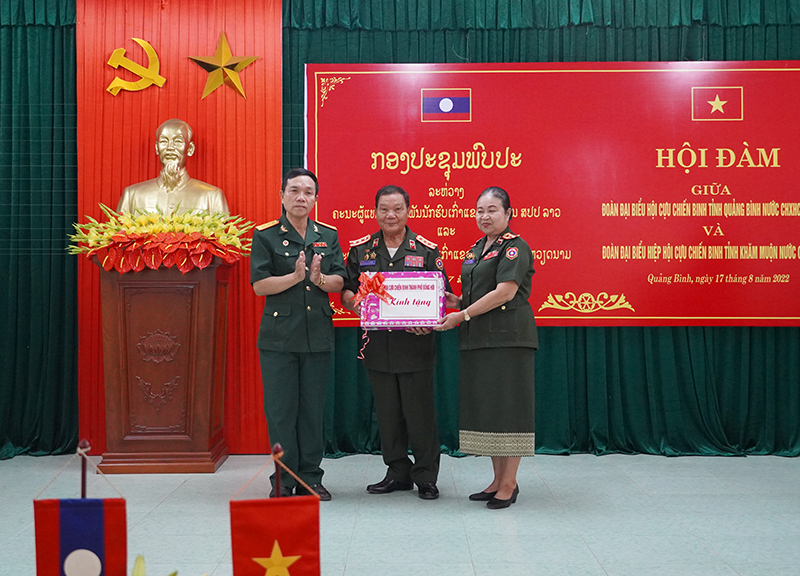 Lãnh đạo Hội CCB thành phố Đồng Hới tặng quà cho Hiệp hội CCB tỉnh Khăm Muộn.