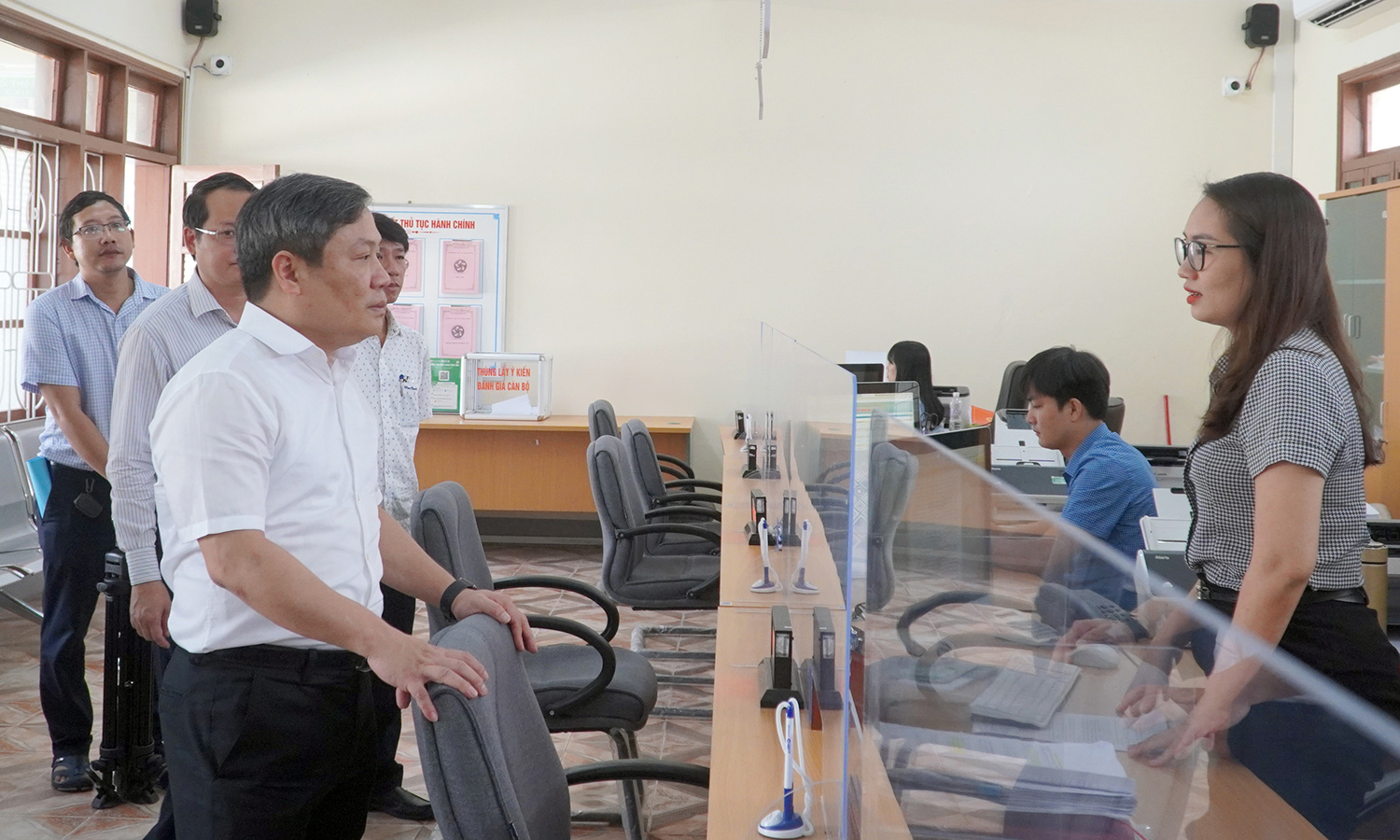 Đồng chí Bí thư Tỉnh ủy Vũ Đại Thắng kiểm tra hoạt động tại Trung tâm phục vụ hành chính công