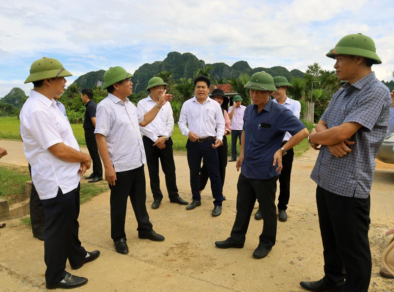 Đồng chí Phó Chủ tịch Thường trực UBND tỉnh kiểm tra tình hình triển khai thực hiện Chương trình MTQG về XDNTM tại xã Tân Hóa.