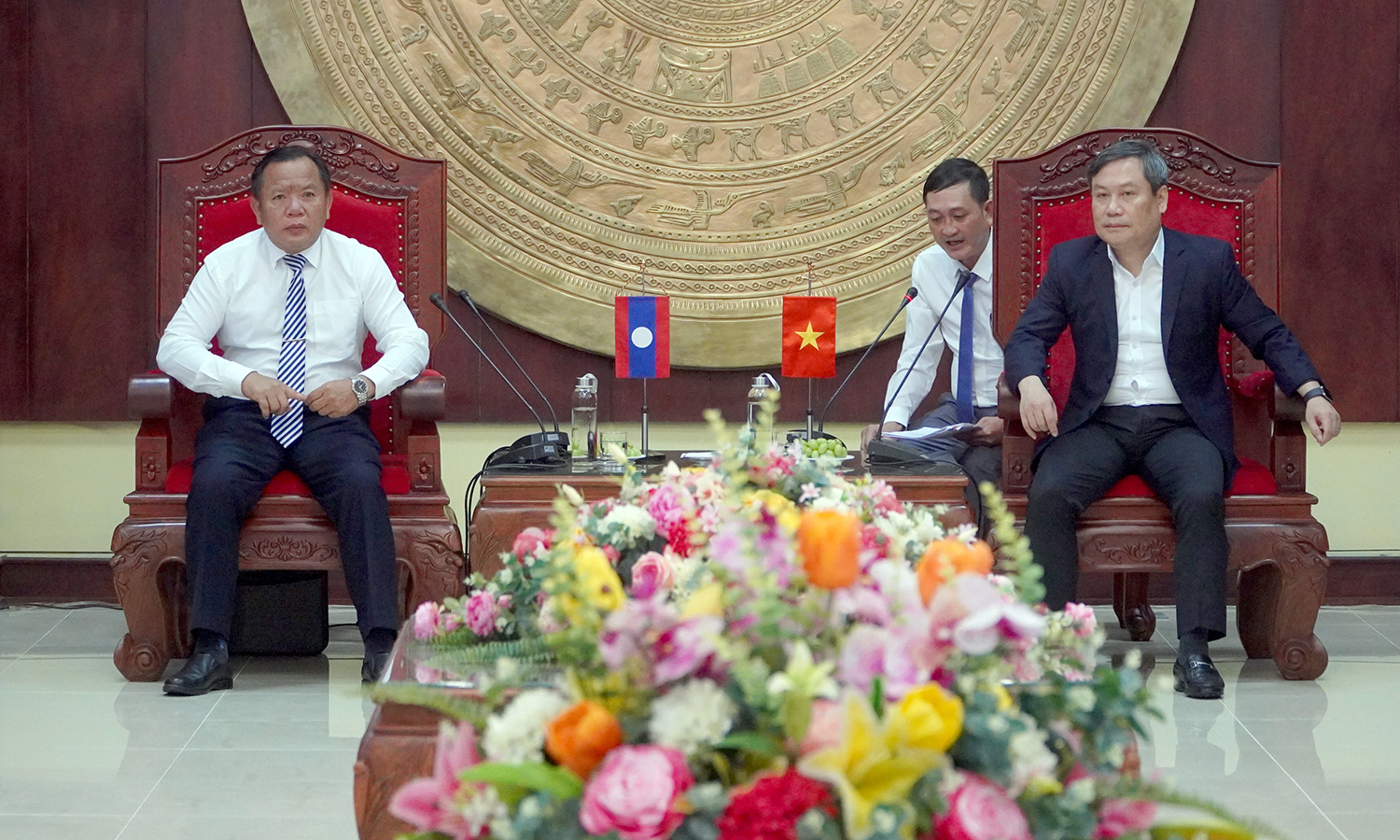 Đồng chí Bí thư Tỉnh ủy Quảng Bình Vũ Đại Thắng và đồng chí Trưởng ban Tuyên huấn tỉnh Sa-vẳn-na-khệt trao đổi thông tin tại buổi tiếp