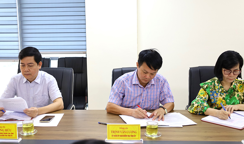  Các đại biểu tham dự kỳ họp.