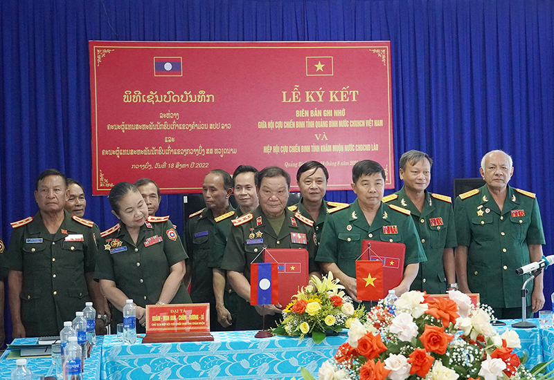  Đồng chí Đoàn Lương Khuệ, Chủ tịch Hội CCB tỉnh Quảng Bình và đồng chí Khăm-Mon Bun-Chồn-Hương-Sỉ, Chủ tịch Hiệp hội CCB tỉnh Khăm Muộn ký kết biên bản ghi nhớ. 