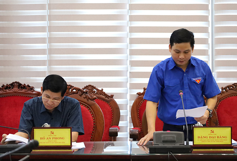  Đại diện Ban Thường vụ Tỉnh đoàn Quảng Bình báo cáo công tác chuẩn bị đại hội.