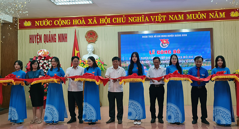 Lễ cắt băng ra mắt tập sách  