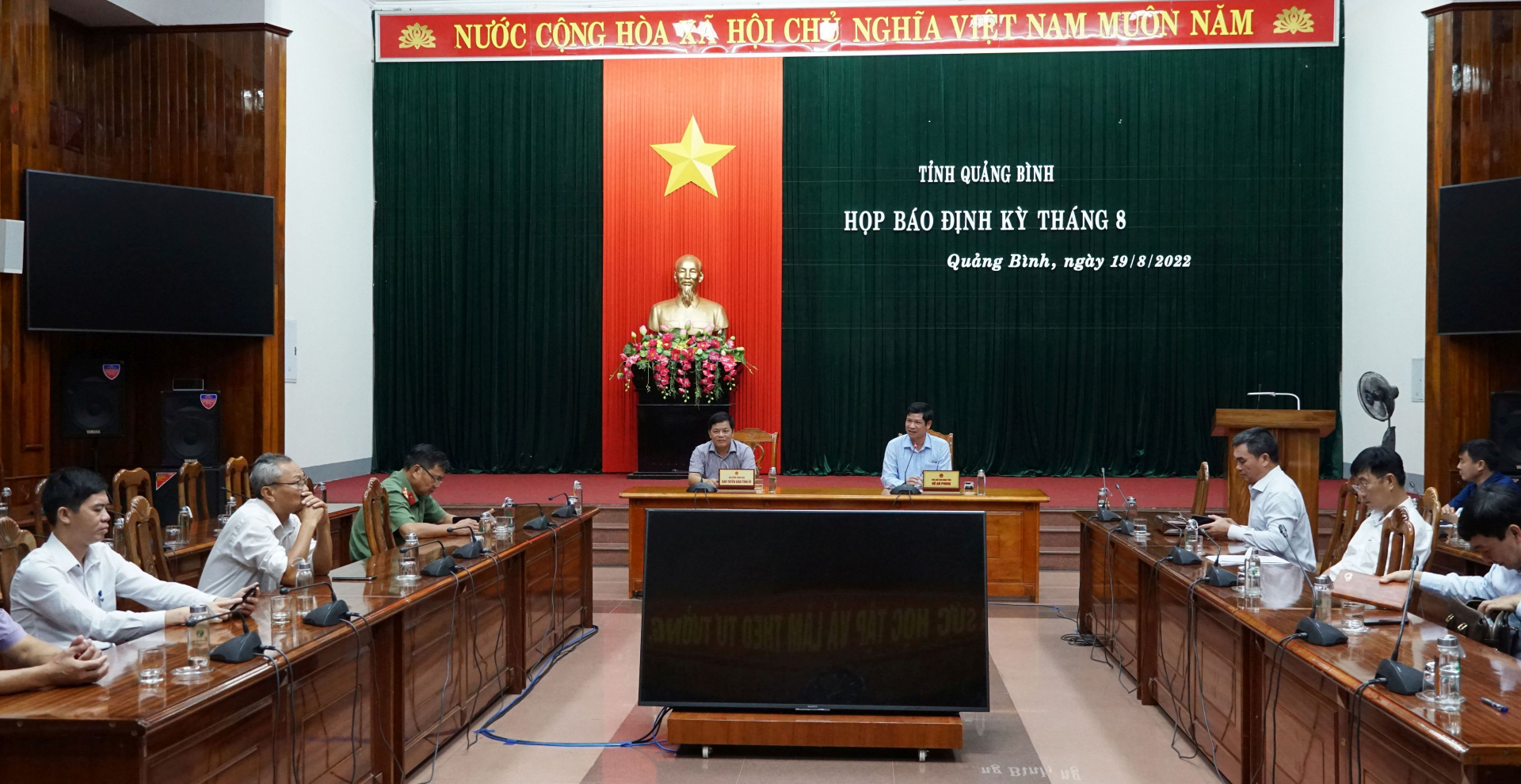 Các đồng chí Hồ An Phong, Tỉnh ủy viên, Phó Chủ tịch UBND tỉnh; Trần Ngọc Ánh, Phó Trưởng ban Tuyên giáo Tỉnh ủy chủ trì buổi họp báo.
