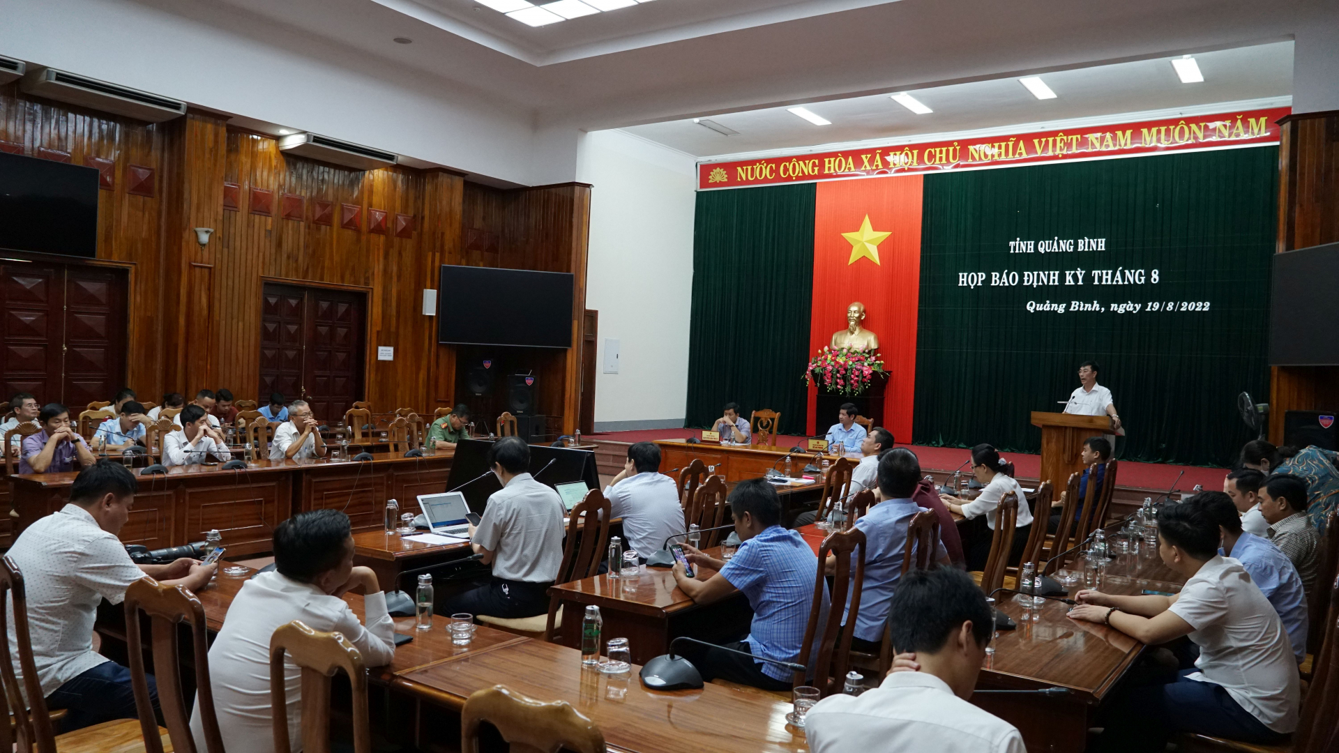 Toàn cảnh buổi họp báo.