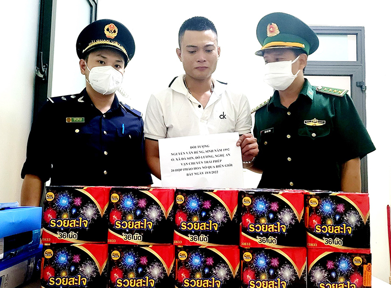 Đối tượng Nguyễn Văn Hùng (áo trắng giữa) cùng tang vật.