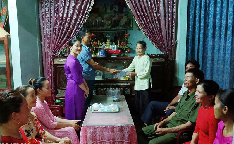 Từ nguồn quỹ tích góp được, chị em PN xã Tây Trạch (Bố Trạch) đã tặng quà hỗ trợ cho những hội viên có hoàn cảnh khó khăn.