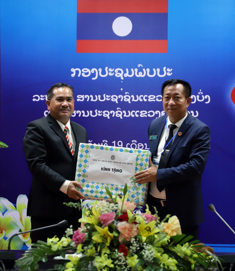 Lãnh đạo TAND tỉnh Quảng Bình tặng quà cho lãnh đạo TAND tỉnh Khăm Muộn