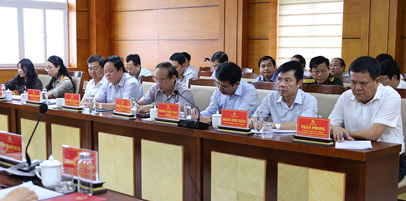 Các đồng chí trong Ban Thường vụ Thành ủy Đồng Hới tham gia buổi làm việc.