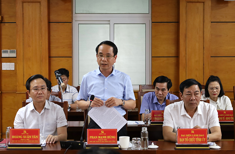 Đồng chí Phó Chủ tịch UBND tỉnh Phan Mạnh Hùng phát biểu tại buổi làm việc.