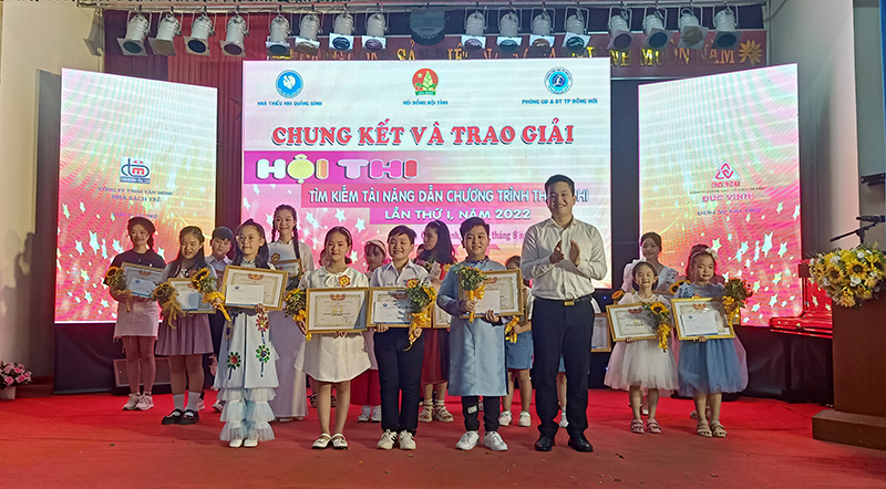Trao giải nhất cho các thí sinh đạt giải tại Hội thi “ Tìm kiếm tài năng dẫn chương trình thiếu nhi” lần 1, năm 2022