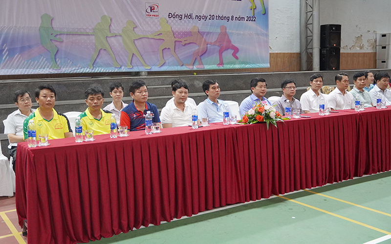 Các đại biểu tham dự lễ khai mạc.