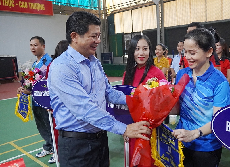  Đồng chí Trưởng ban Tổ chức Tỉnh ủy Trần Vũ Khiêm tặng hoa chúc mừng các đội tham dự hội thao.
