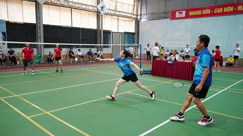  Các vận động viên tranh tài ở nội dung cầu lông đôi nam nữ.