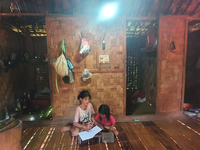 Nhờ có sự hỗ trợ tiền điện, nhiều em học sinh con em hộ nghèo được bảo đảm nguồn điện để học tập