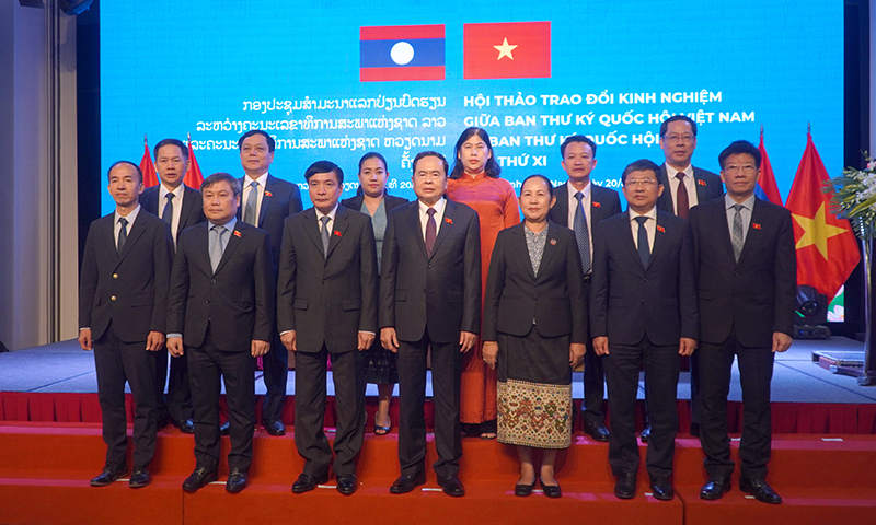 Đồng chí Phó Chủ tịch Thường trực Quốc hội Trần Thanh Mẫn và các đại biểu chụp ảnh lưu niệm tại hội thảo