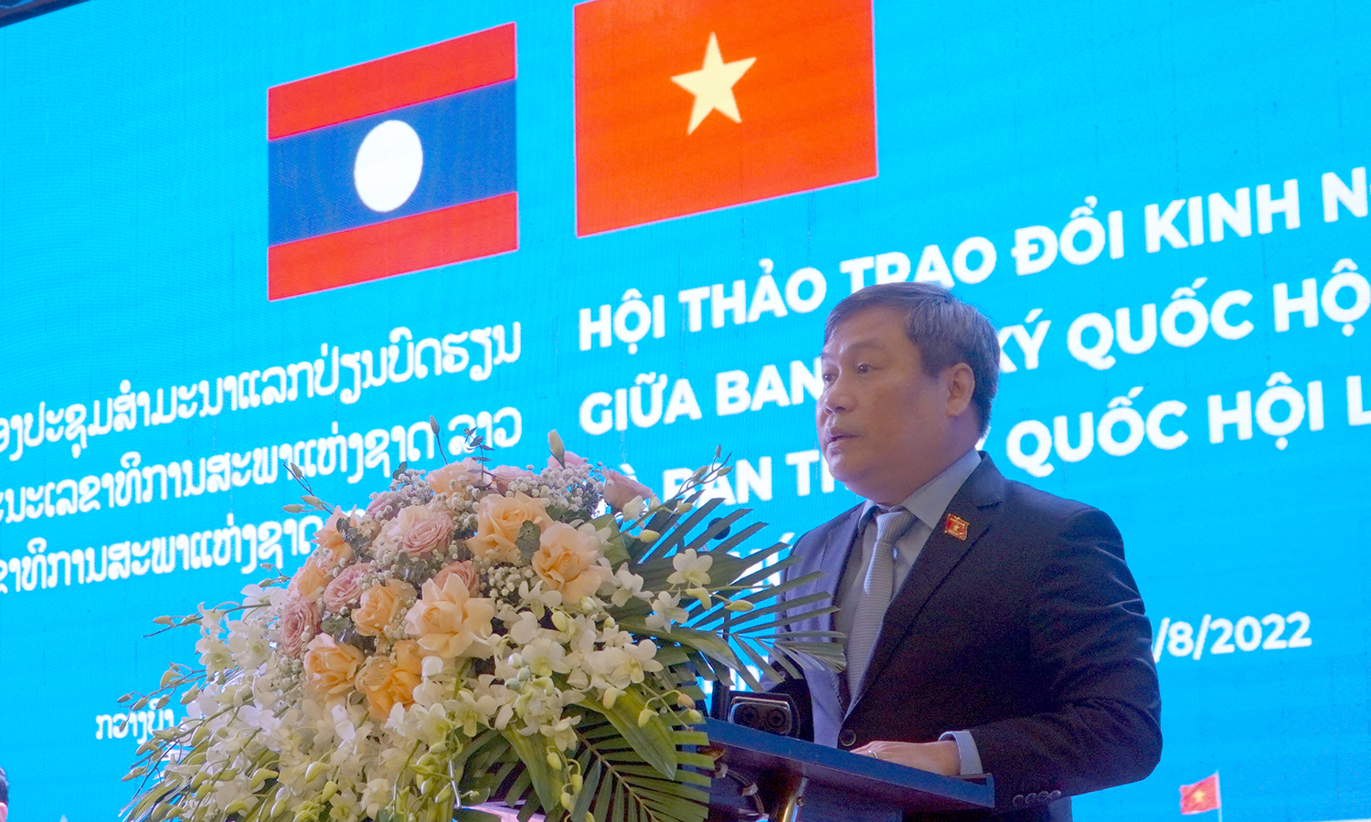 Đồng chí Vũ Đại Thắng, Ủy viên Trung ương Đảng, Bí thư Tỉnh ủy, Trưởng đoàn ĐBQH tỉnh Quảng Bình phát biểu chào mừng hội thảo