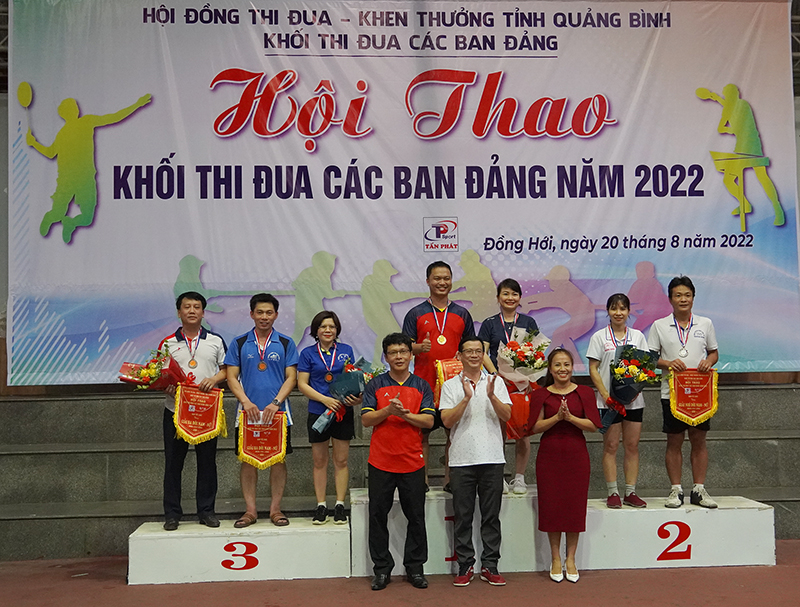 Ban tổ chức trao giải cho đội nhất, nhì, ba nội dung cầu lông đôi nam nữ.