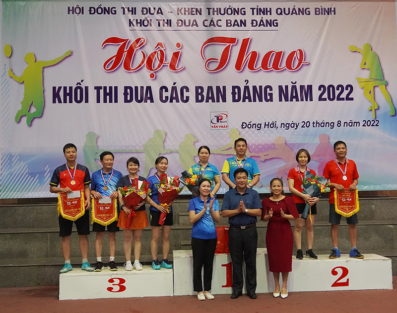Ban tổ chức trao giải cho đội nhất, nhì, ba nội dung bóng bàn đôi nam nữ.