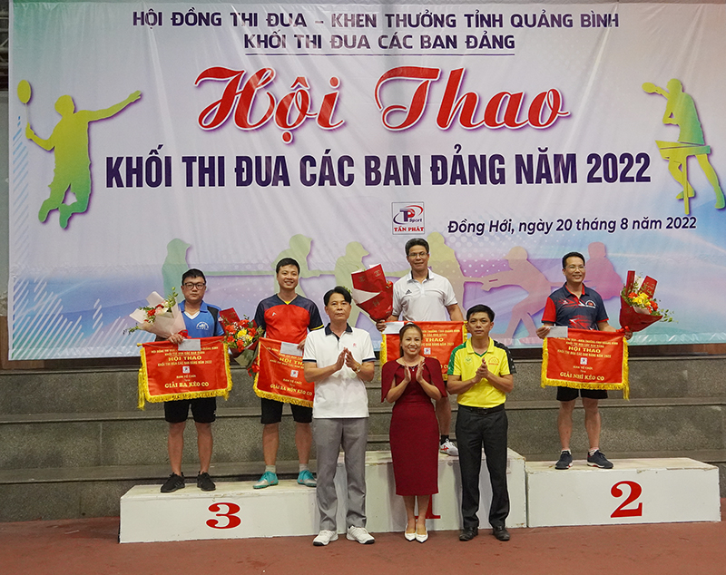 Ban Tổ chức trao giải cho đội nhất, nhì, ba nội dung kéo co.