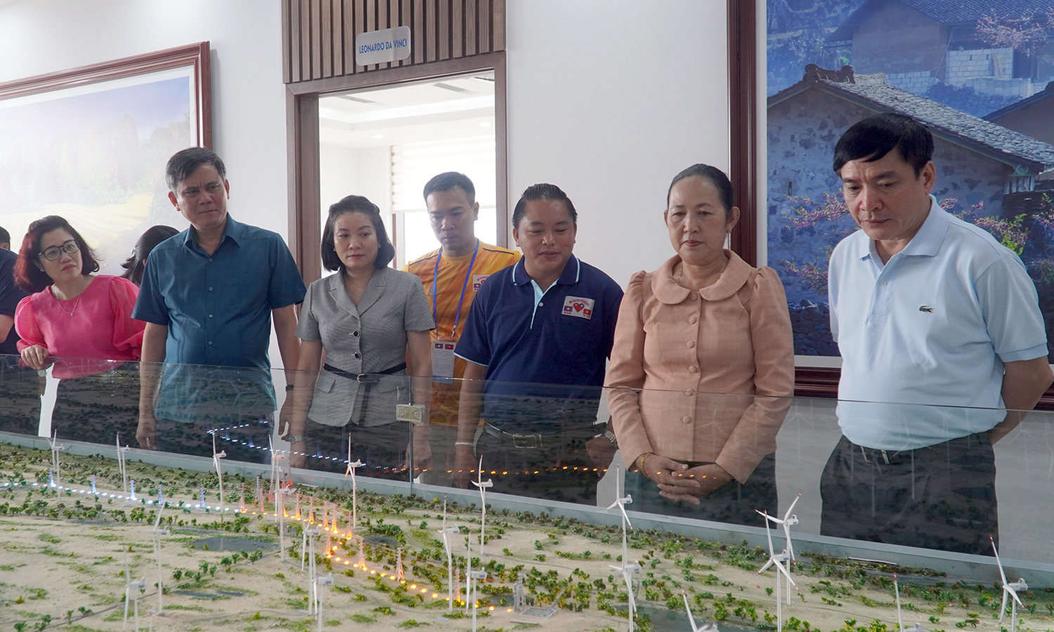 Đồng chí Pình-khăm La-xa-xim-ma, Tổng Thư ký Quốc hội Nước CHDC nhân dân Lào và đồng chí Bùi Văn Cường, Tổng thư ký, Chủ nhiệm Văn phòng Quốc hội và lãnh đạo tỉnh nghe giới thiệu về Dự án Cụm trang trại điện gió B&T