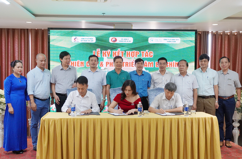 Đại diện Công ty CP Tập đoàn Tuệ Lâm, Hội Đông y thành phố Hà Nội và Công ty CP Đông Tây y Trường Xuân ký biên bản hợp tác nghiên cứu và phát triển sâm Bố Chính Quảng Bình.