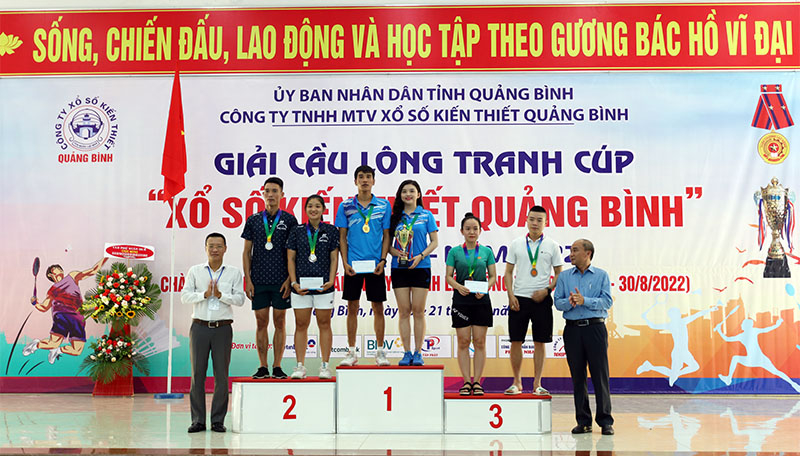 Ban Tổ chức Giải trao giải nhất, nhì, ba cho các vận động viên ở nội dung đôi nam, nữ từ 31 tuổi trở lên